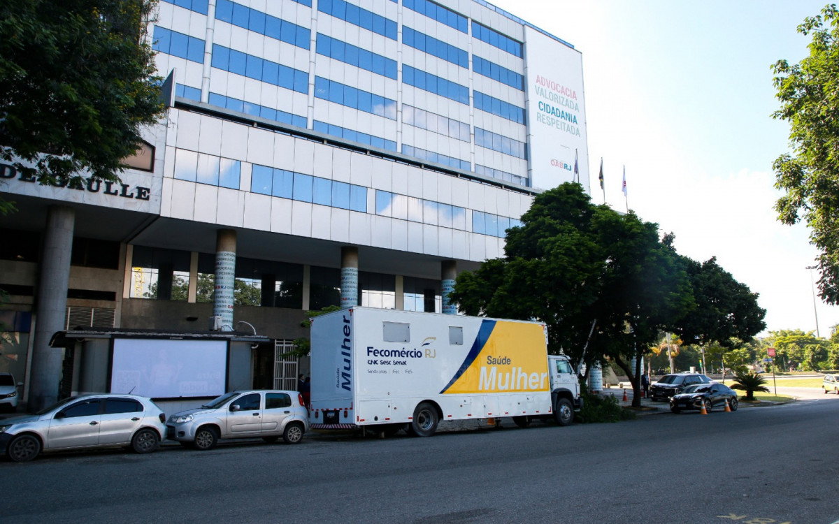 Exames de mamografias e preventivos são feitos em unidade móvel do Sesc, em frente à sede da OAB