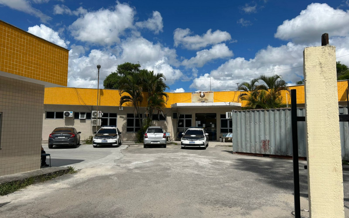 Familiares de Andressa estiveram no IML de Tribobó na manhã deste sábado - Ana Fernanda Freire/Agência O DIA