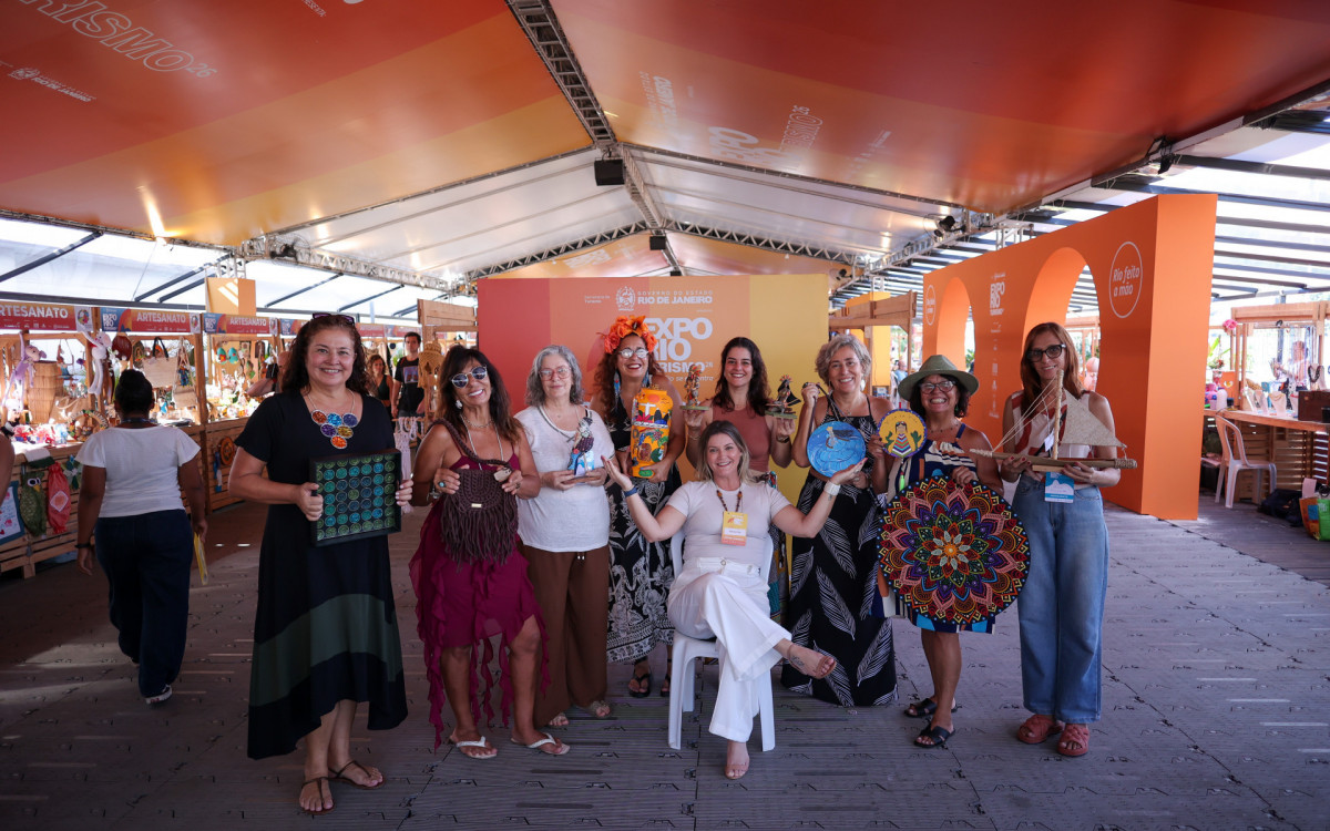 A coordenadora do turismo religioso, Natcha Dias, ao lado de artes&atilde;s do RJ - EDUARDO UZAL