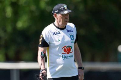 Ancelotti faz testes e indica Danilo, do Flamengo, como substituto de Wesley