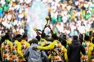 Senegal exibe troféu da Copa Africana em resposta após ter título revogado