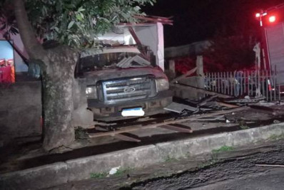 Duas mulheres morrem após caminhonete invadir casa em MT