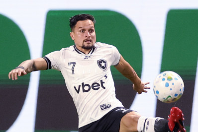 São Paulo pode envolver Ferraresi ou dívida do Botafogo para comprar Artur em definitivo