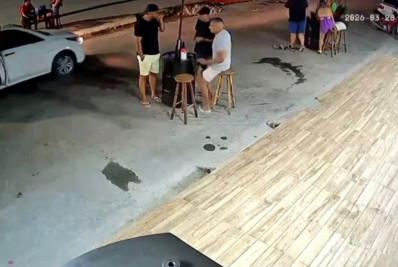 Vídeo: homem é executado a tiros em praça na Baixada