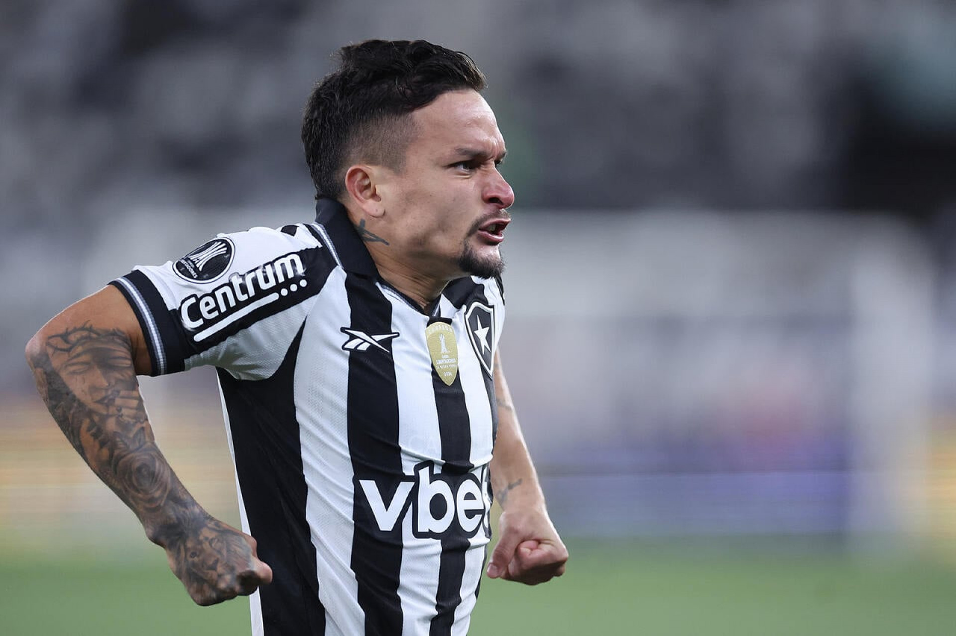 Artur comemora acerto com S&atilde;o Paulo: ‘Uma das camisas mais pesadas do mundo”