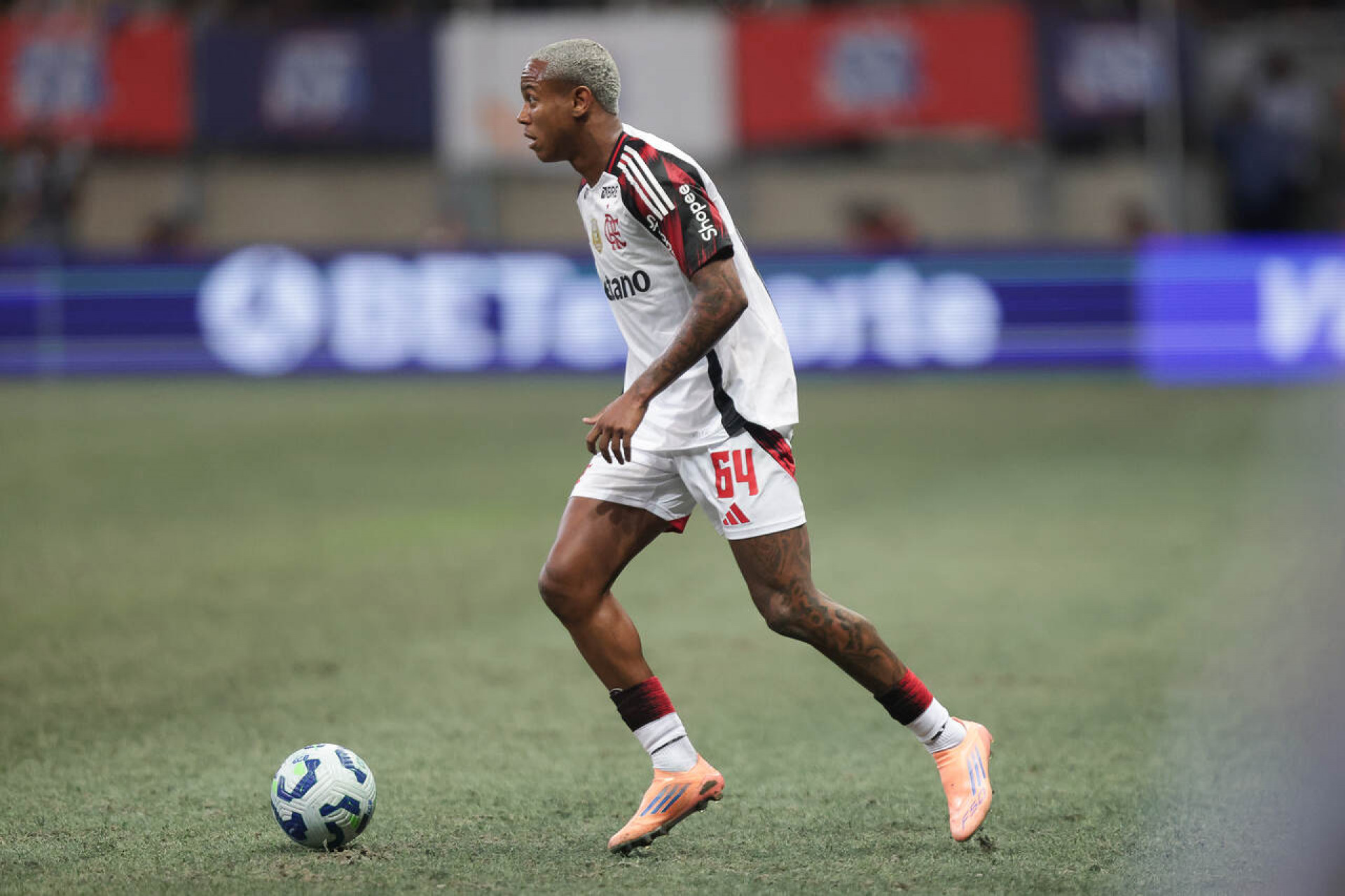 Wallace Yan ganha sobrevida no Flamengo e cai nas gra&ccedil;as de Leo Jardim