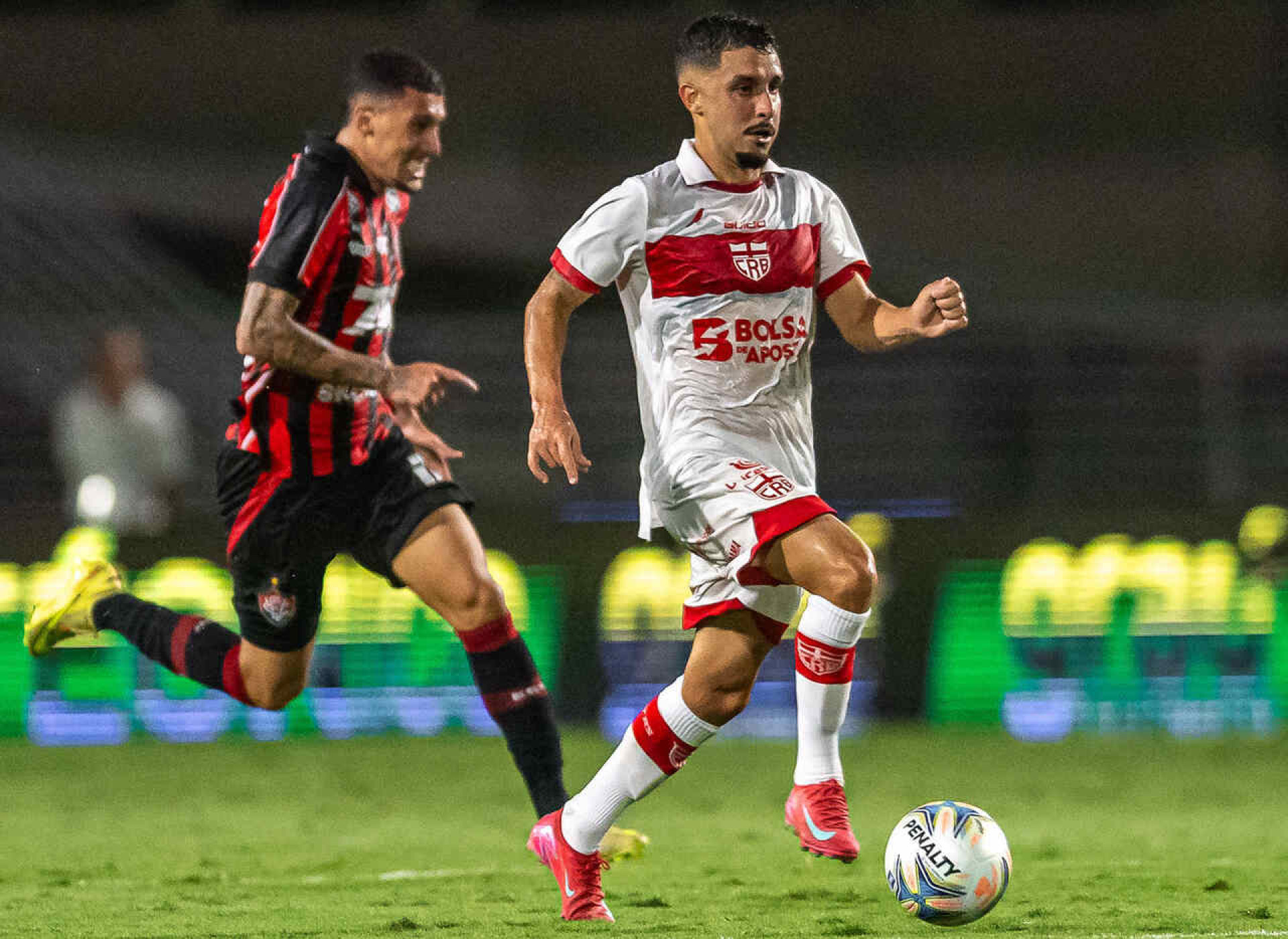 Vit&oacute;ria goleia o CRB em Macei&oacute; e encosta na lideran&ccedil;a do Grupo A do Nordest&atilde;o