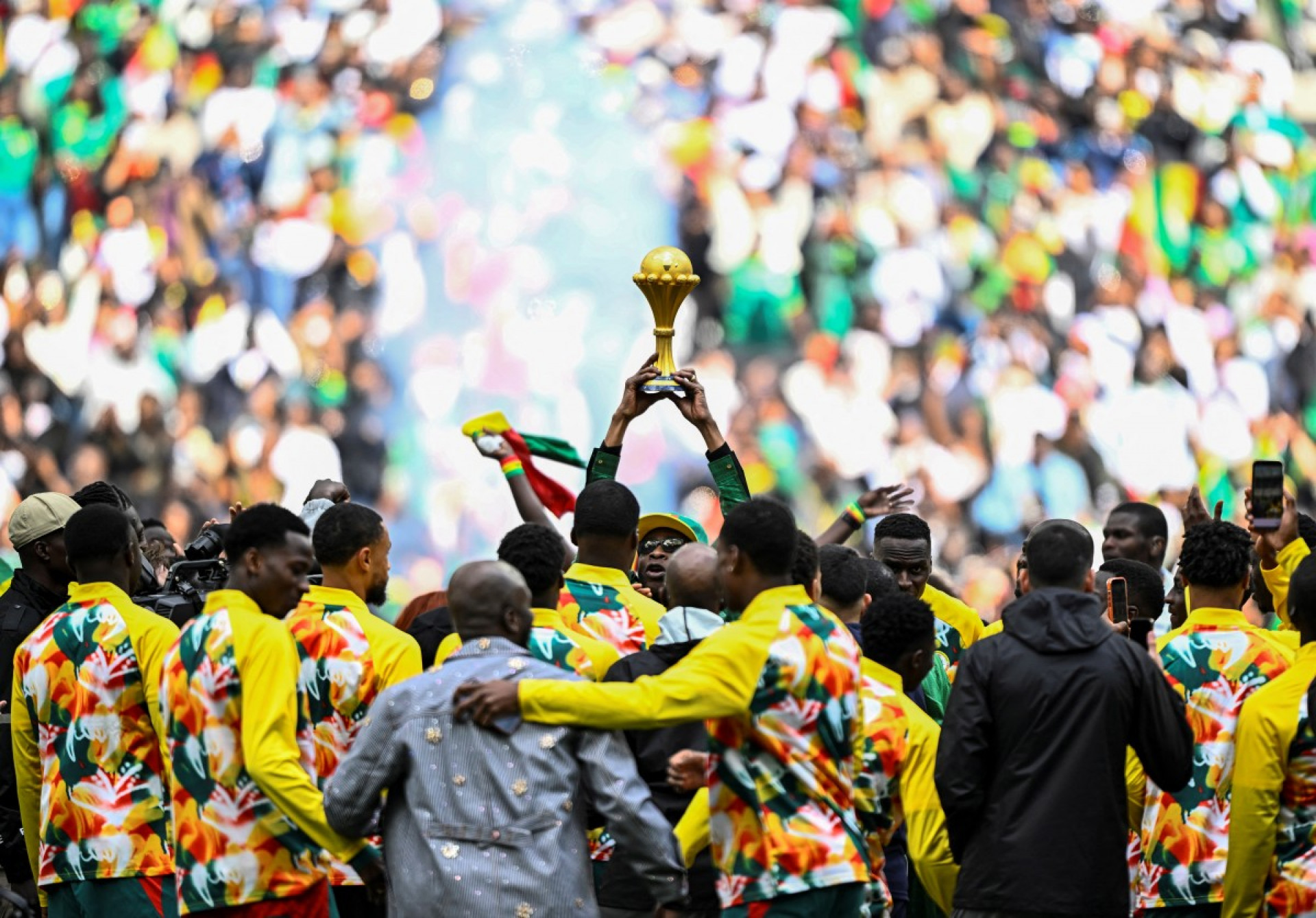 Senegal exibe troféu da Copa Africana em resposta após ter título revogado