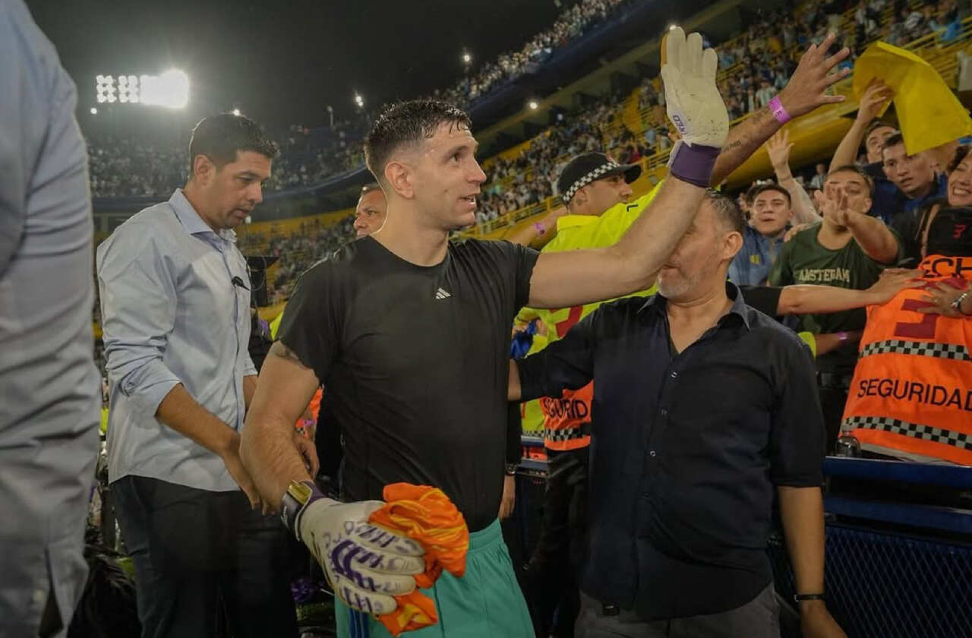 Dibu Mart&iacute;nez detona atua&ccedil;&atilde;o da Argentina, cobra postura e mostra al&iacute;vio por final cancelada