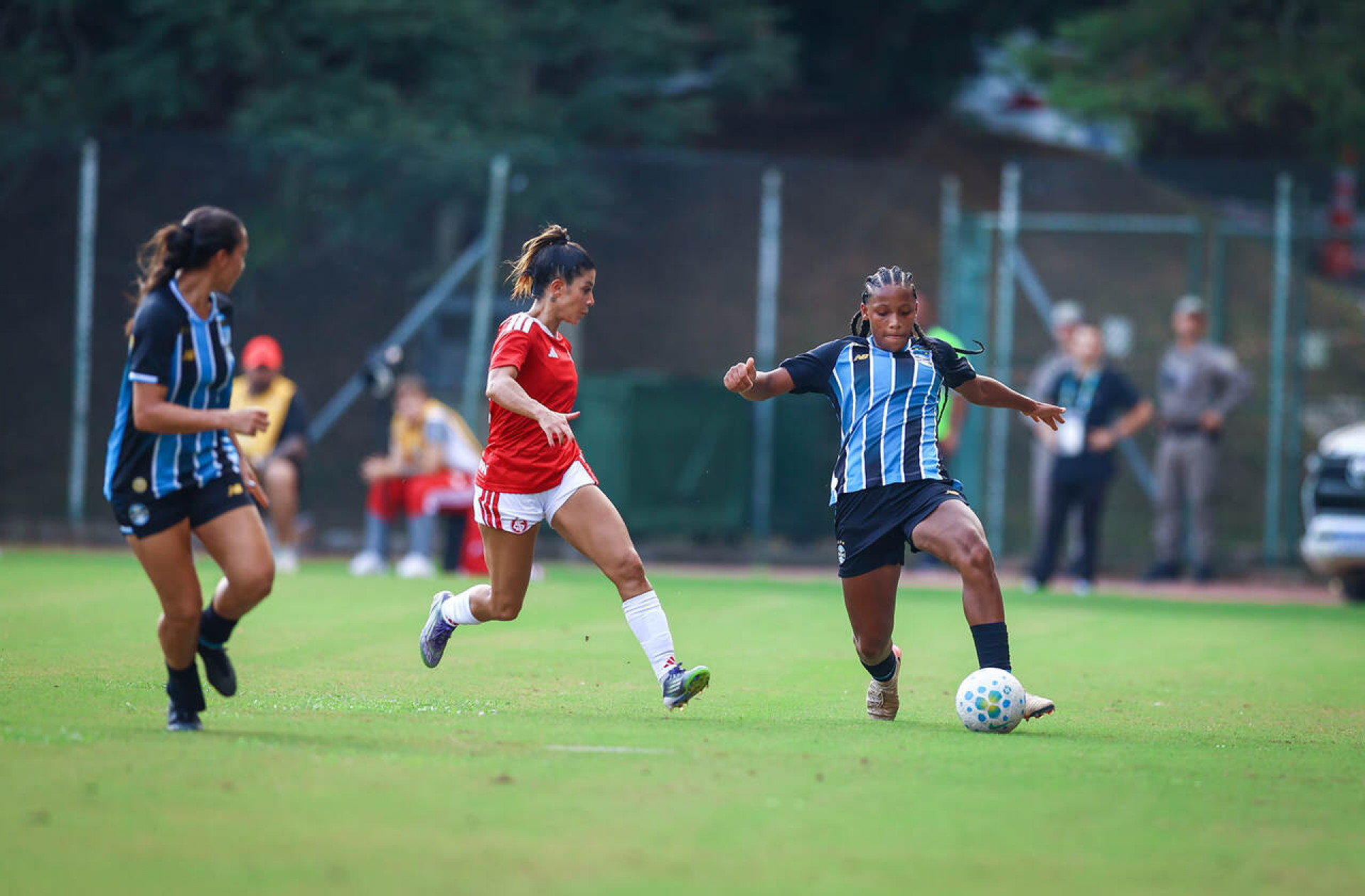Gr&ecirc;mio, cir&uacute;rgico, supera Internacional e vence a primeira no Brasileir&atilde;o Feminino