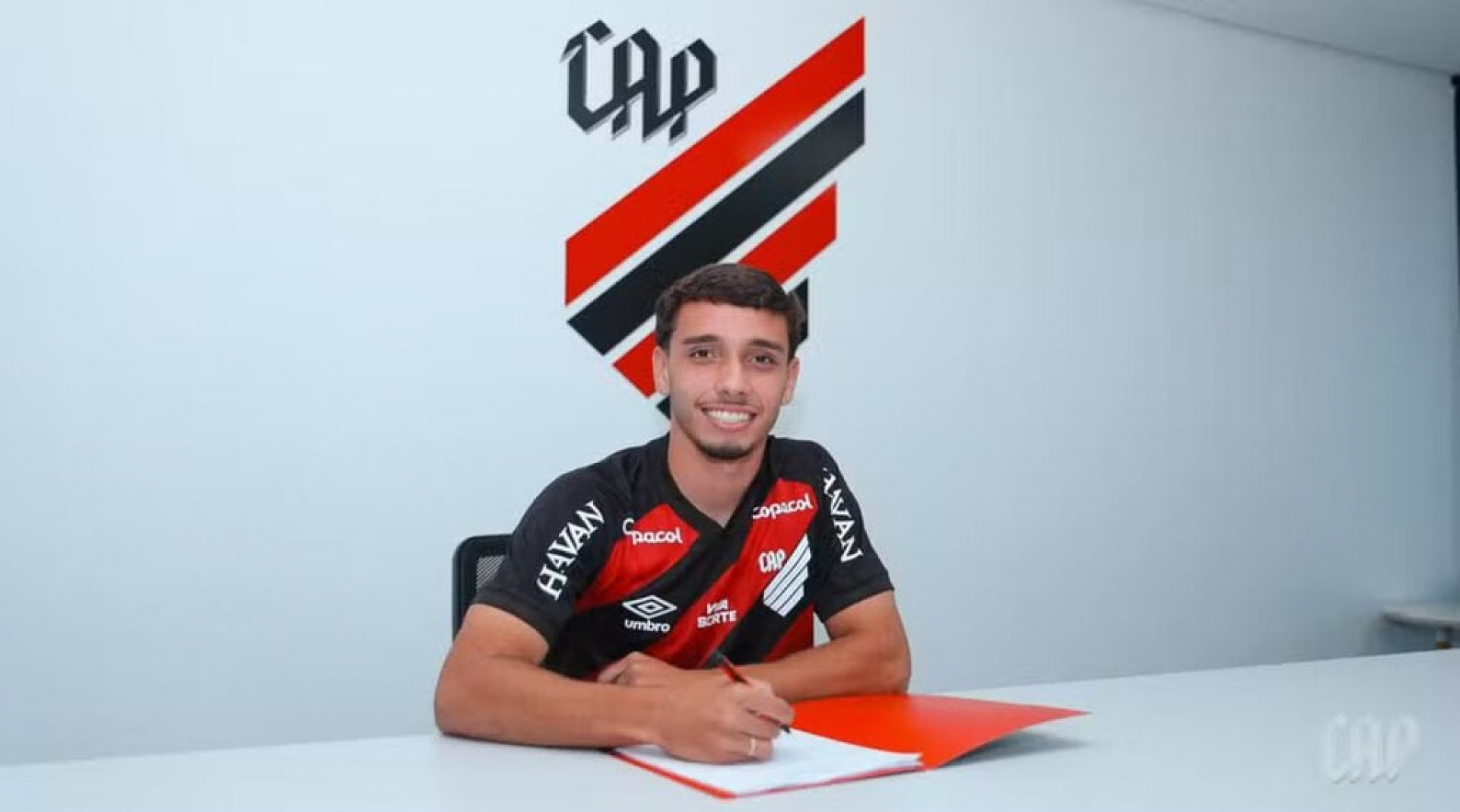 Atacante do Athletico &eacute; internado e fica fora da partida contra o Botafogo