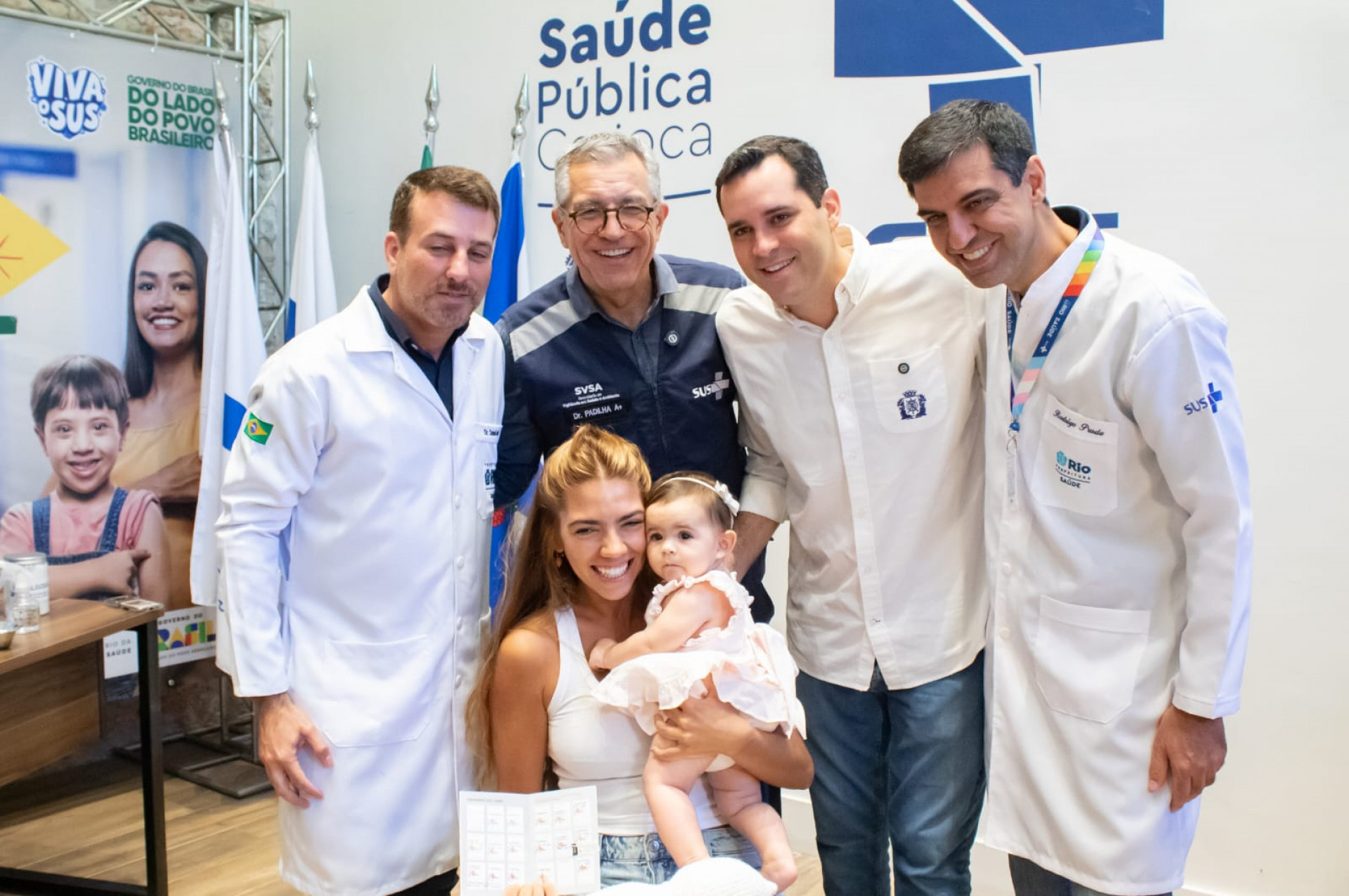 Daniel Soranz, ministro Alexandre Padilha e prefeito Cavaliere acompanharam in&iacute;cio do Dia D contra a gripe - &Eacute;rica Martin / Ag&ecirc;ncia O Dia