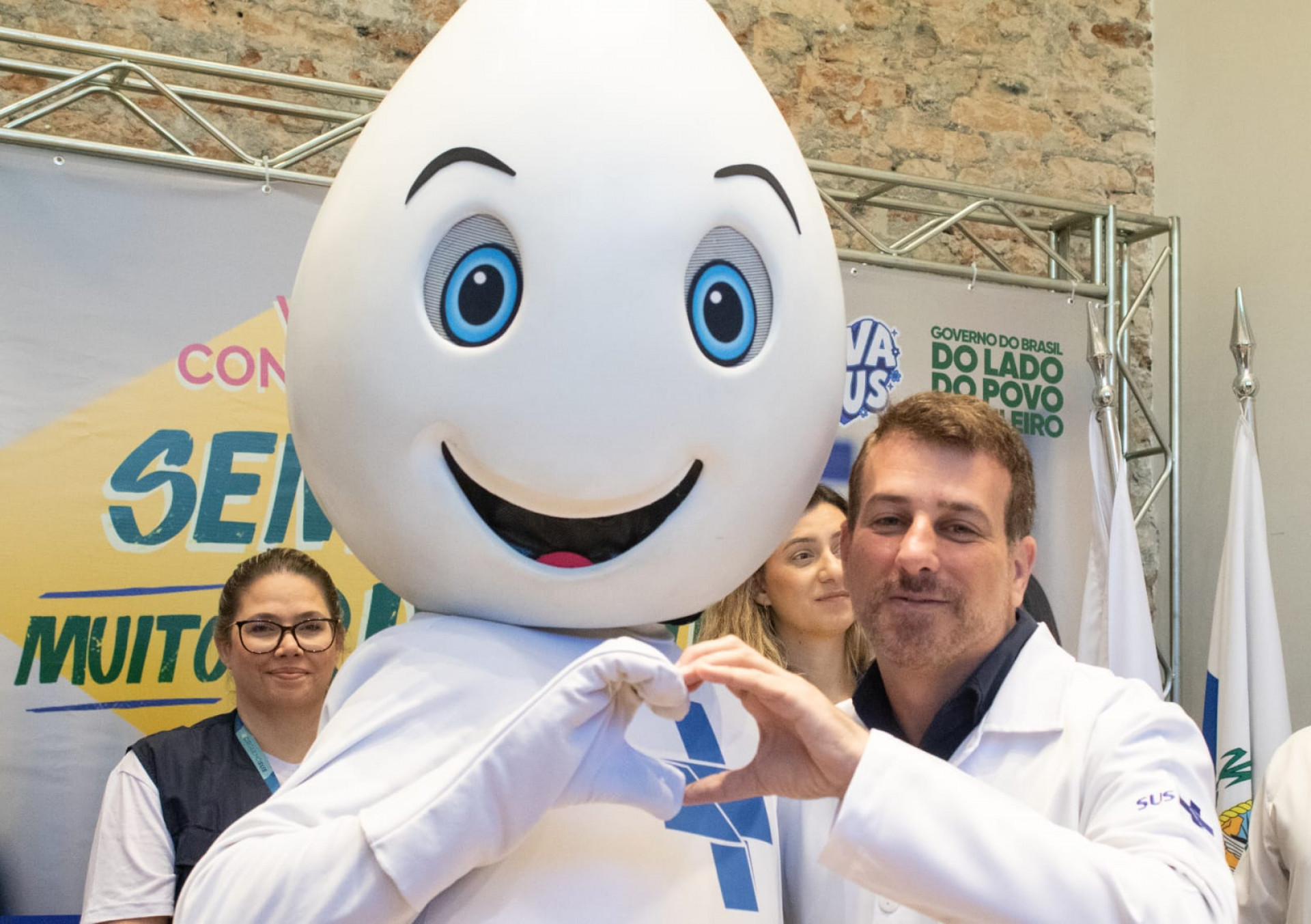 Secret&aacute;rio Daniel Soranz posa com o Z&eacute; Gotinha no Super Centro Carioca, em Botafogo - &Eacute;rica Martin / Ag&ecirc;ncia O Dia