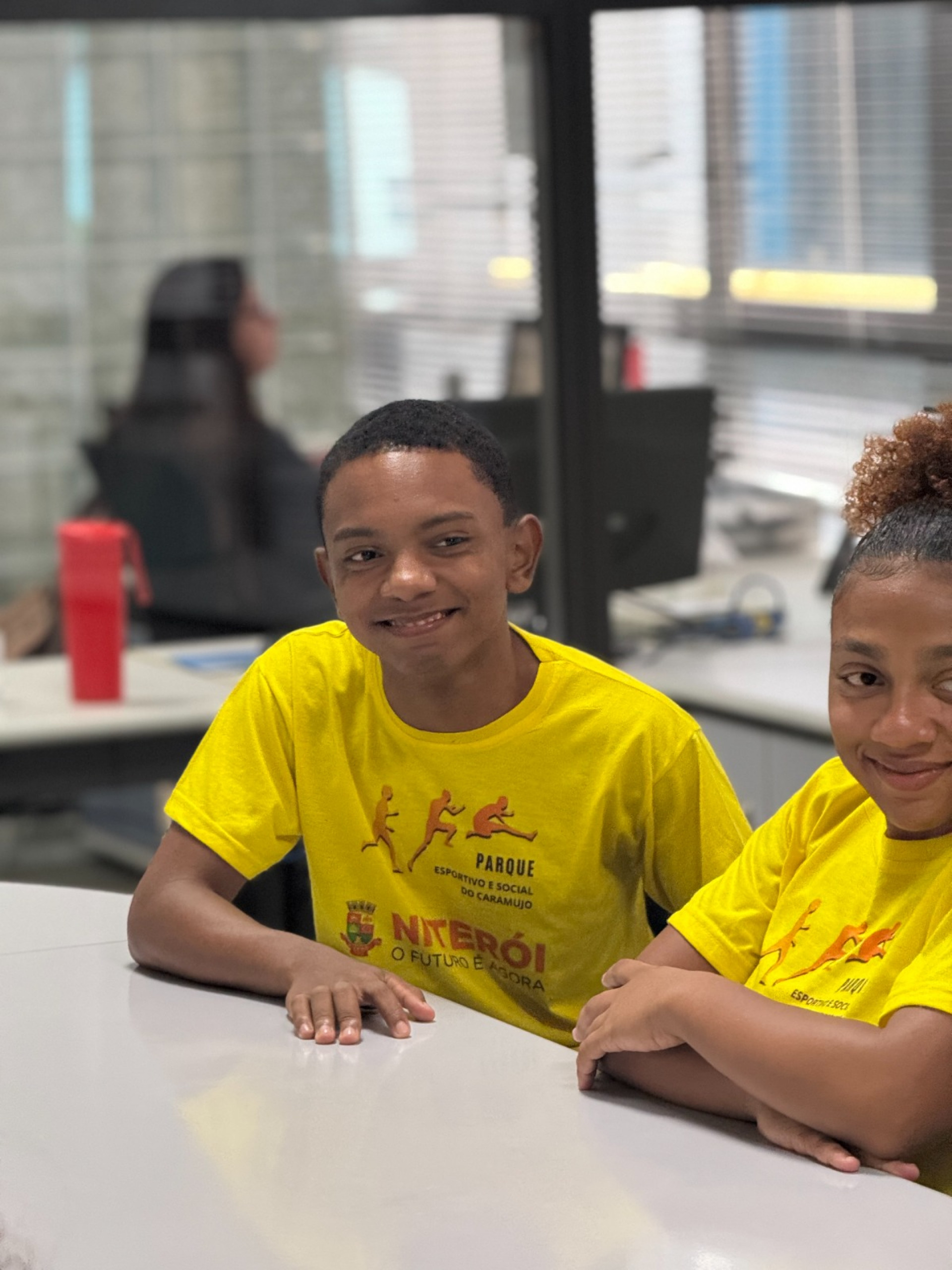 Alunos do Parque Esportivo do Caramujo conquistam bolsas integrais de ensino superior