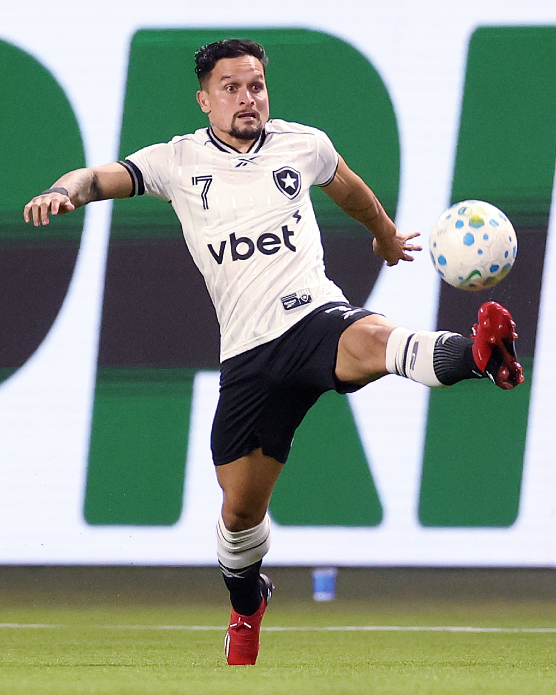 Artur em ação pelo Botafogo