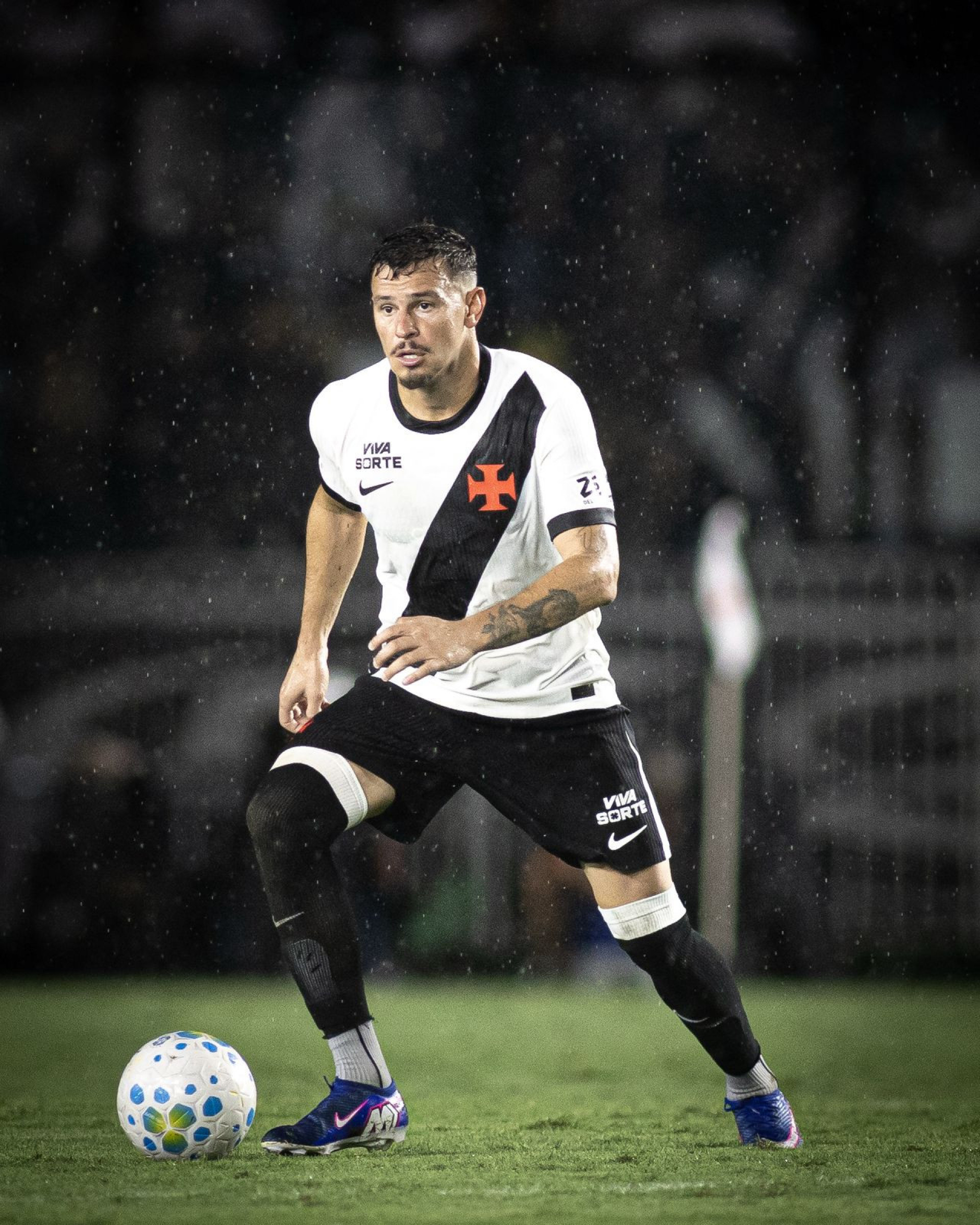 Hugo Moura em ação pelo Vasco