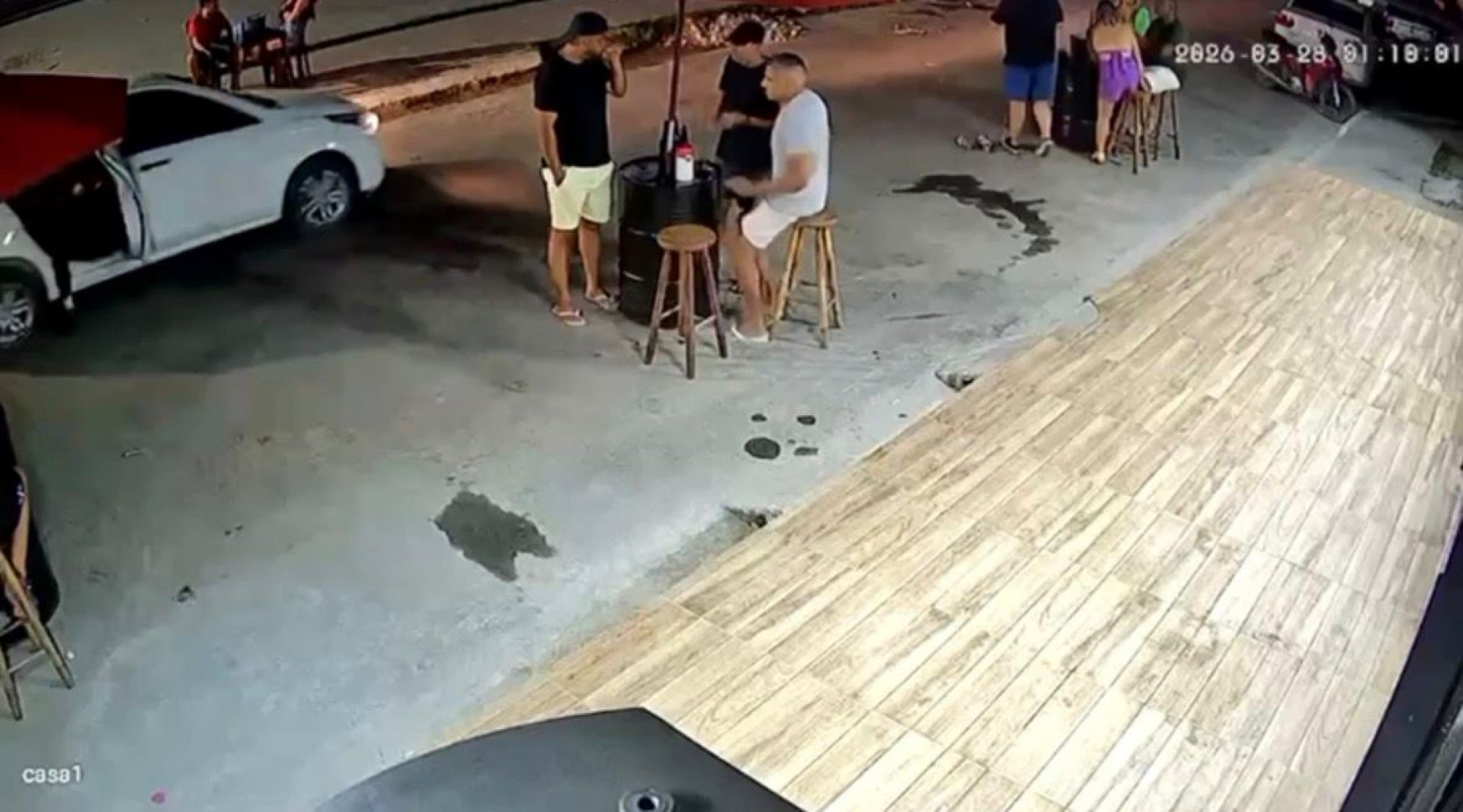 Homens encapuzados desceram de um carro e atiraram contra v&iacute;tima