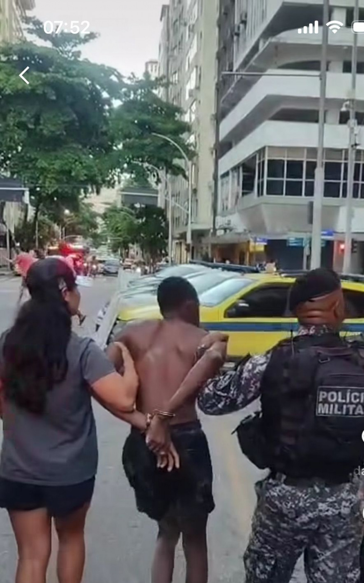 Adolescente com 22 passagens pela polícia é detido em barraca de caipirinha na praia de Ipanema