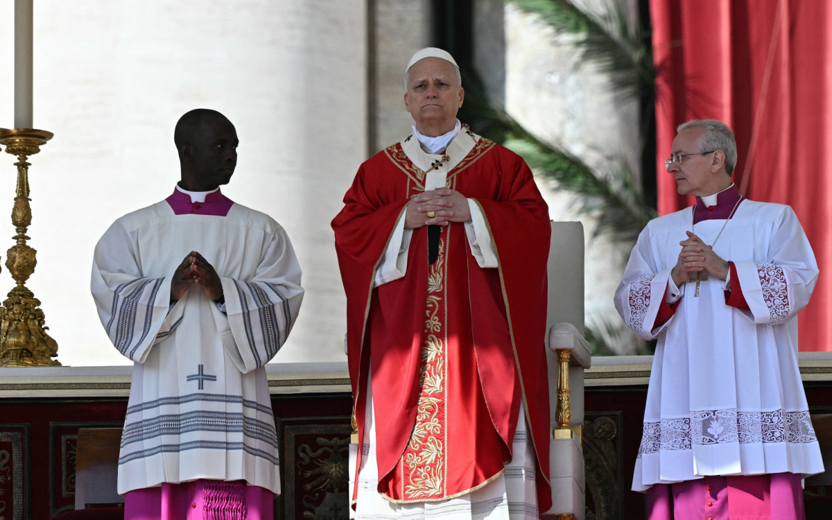 Papa Leão XIV conduz a oração do Ângelus na missa de Domingo de Ramos - AFP