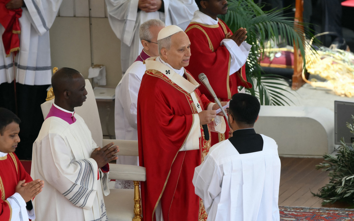 Papa Leão XIV conduz a oração do Ângelus na missa de Domingo de Ramos - AFP