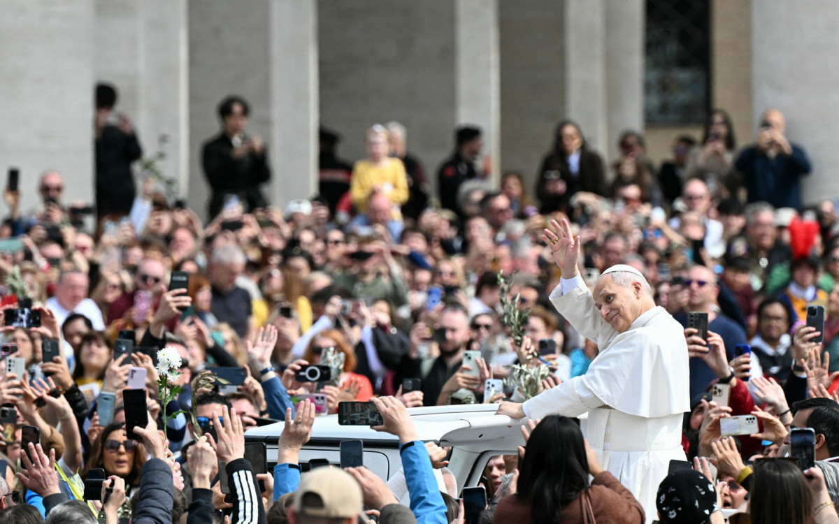 Papa Leão XIV saúda a multidão ao sair da Praça de São Pedro - AFP