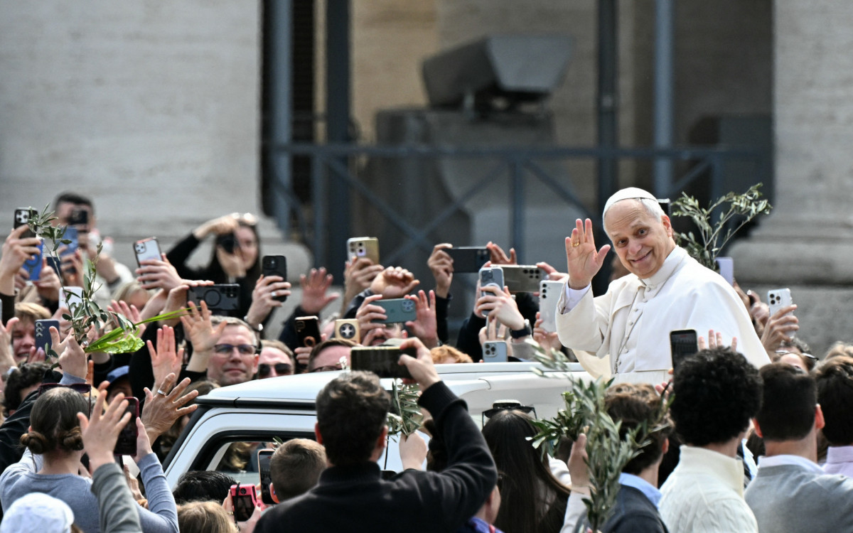 Papa Leão XIV saúda a multidão ao sair da Praça de São Pedro - AFP