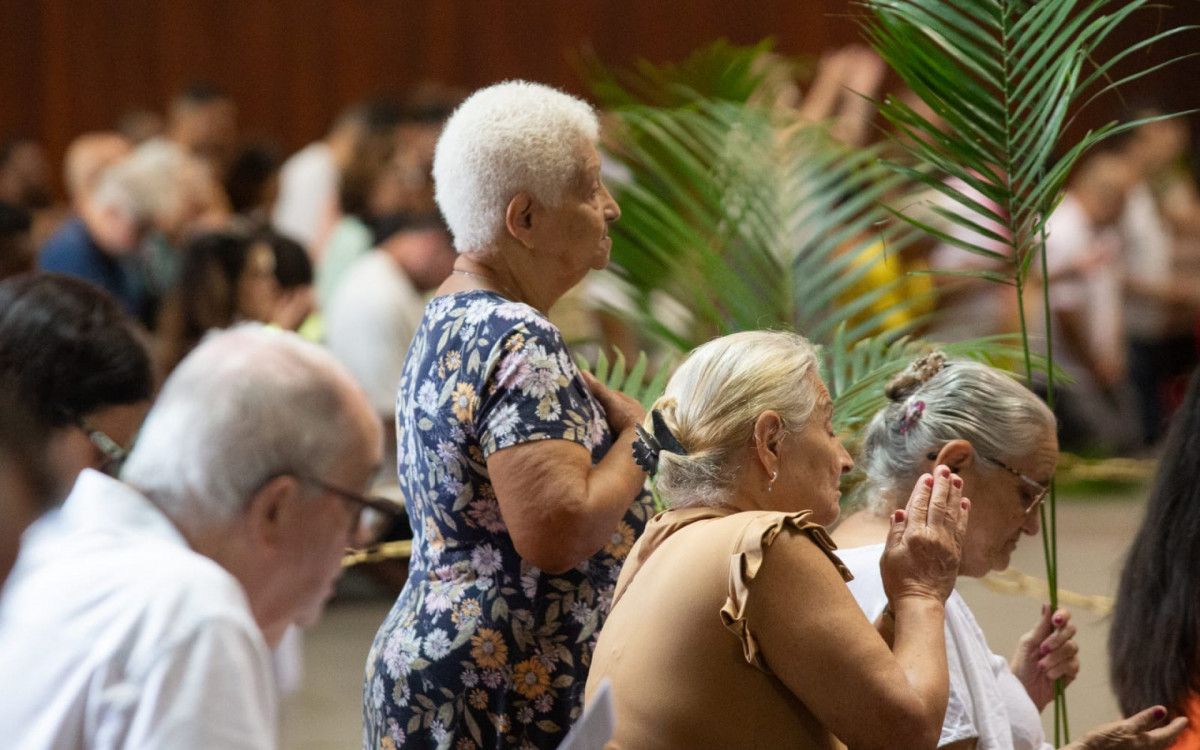 Fi&eacute;is celebram Domingo de Ramos na Catedral Metropolitana