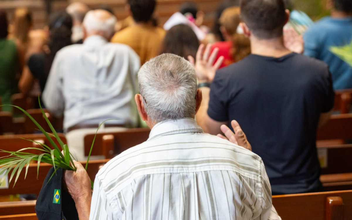 Fi&eacute;is celebram Domingo de Ramos na Catedral Metropolitana