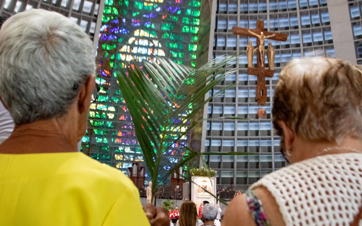 Fi&eacute;is celebram Domingo de Ramos na Catedral Metropolitana