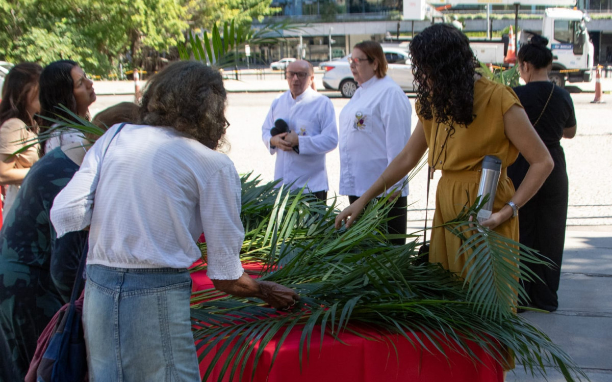Fi&eacute;s celebram Domingo de Ramos na Catederal Metropolitana