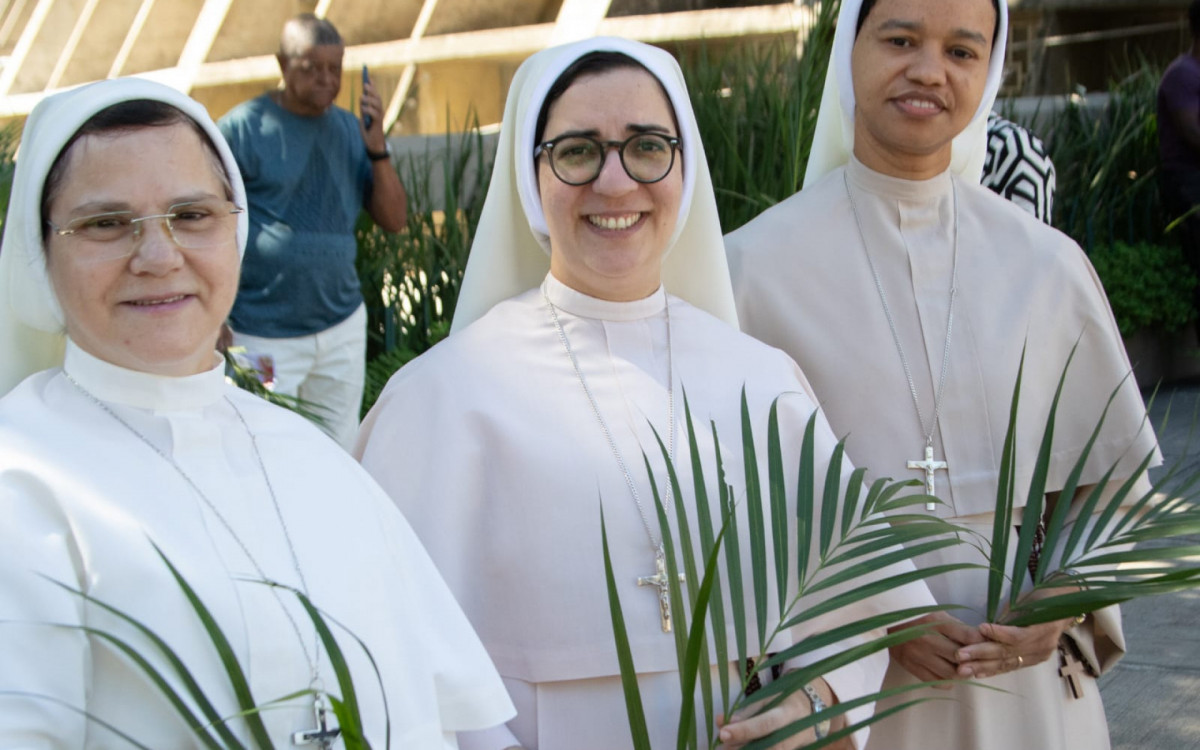 Fi&eacute;s celebram Domingo de Ramos na Catederal Metropolitana