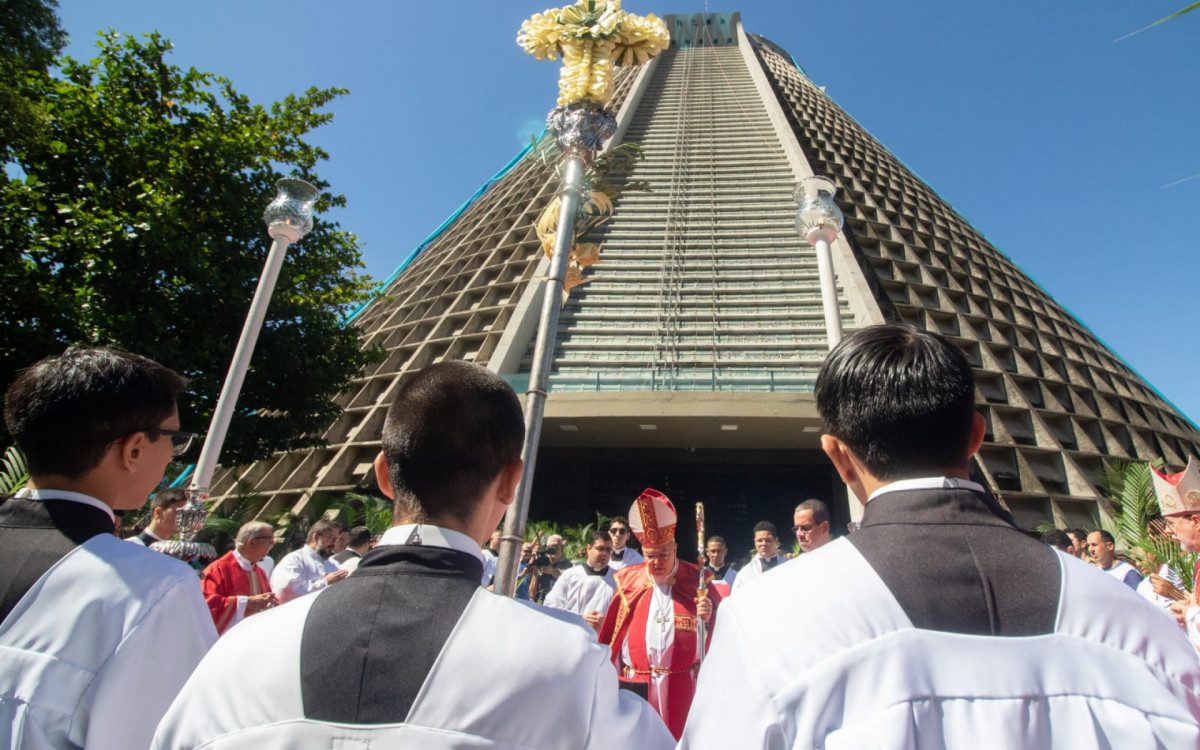 Fi&eacute;s celebram Domingo de Ramos na Catederal Metropolitana
