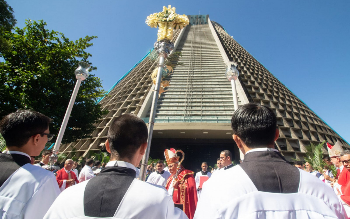 Fi&eacute;s celebram Domingo de Ramos na Catederal Metropolitana