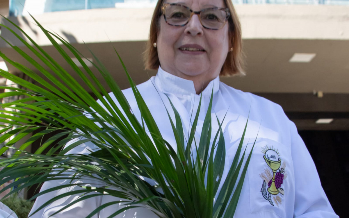 Tereza Cristina Am&acirc;ncio, 69 anos, se emocionar ao falar da Semana Santa