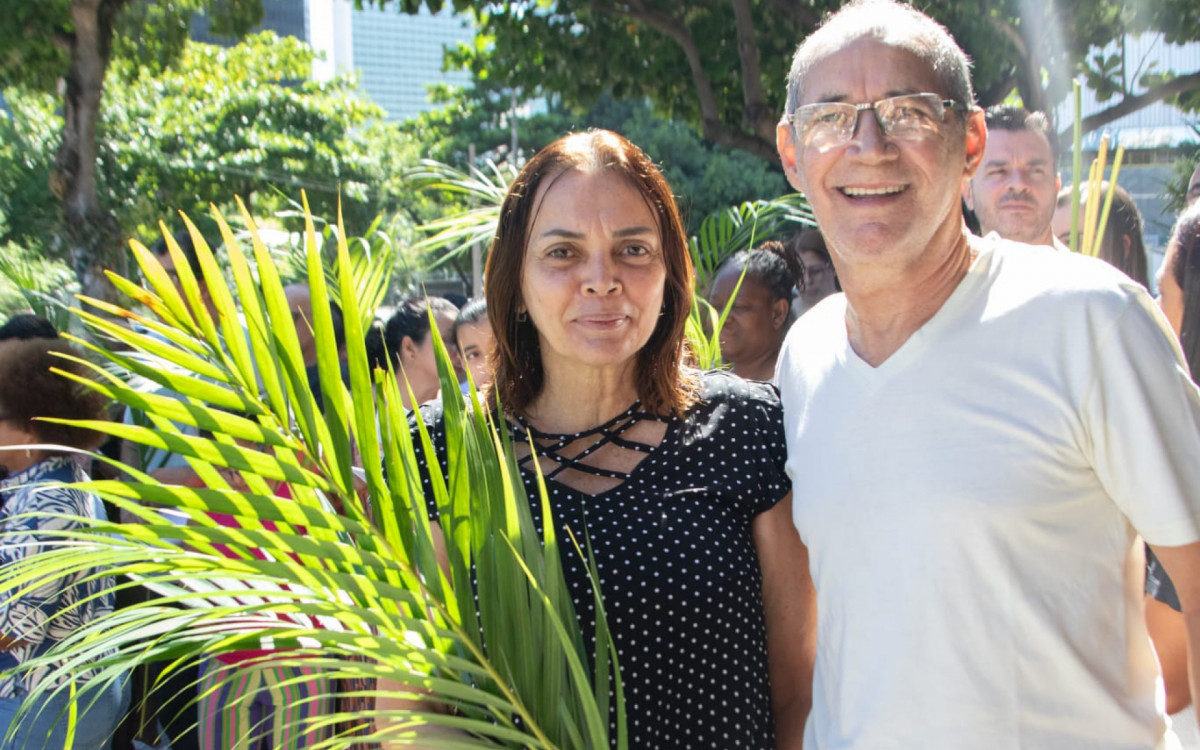 Casal Deleuze Bandeira e Carlson Barbosa participaram da missa