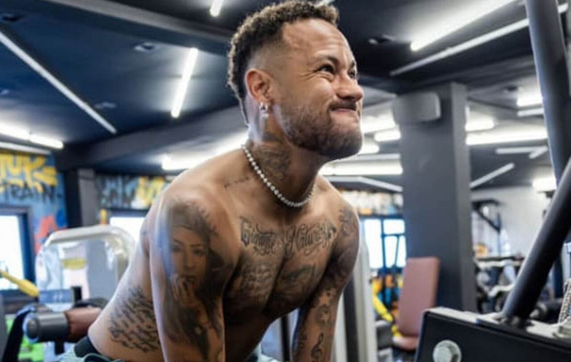 Neymar vai &agrave; academia em dia de folga no Santos