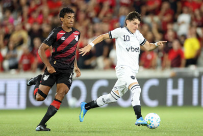 Botafogo joga mal e é goleado pelo Athletico-PR em jogo atrasado do Brasileirão