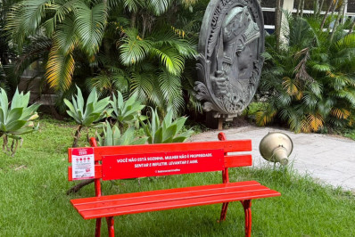 UFRJ instala bancos vermelhos em campi como símbolo de combate ao feminicídio