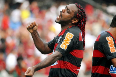 Ex-Flamengo, Vagner Love marca nos acréscimos e se aposenta do futebol