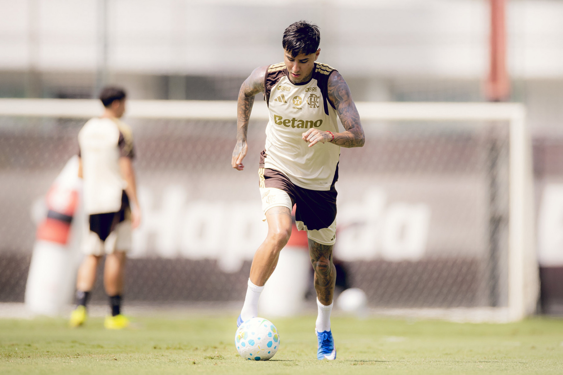 Redução da multa rescisória deixa futuro de Pulgar incerto no Flamengo