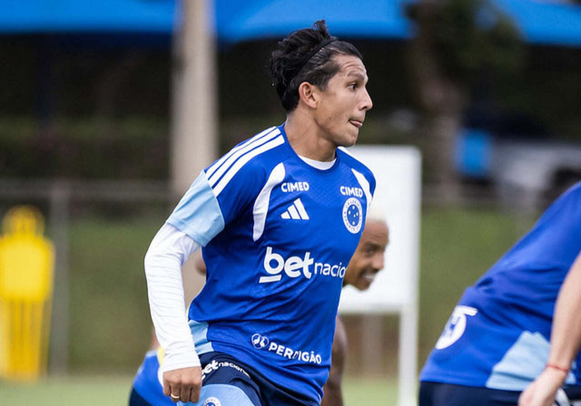 Treino do Cruzeiro tem retorno de Lucas Romero