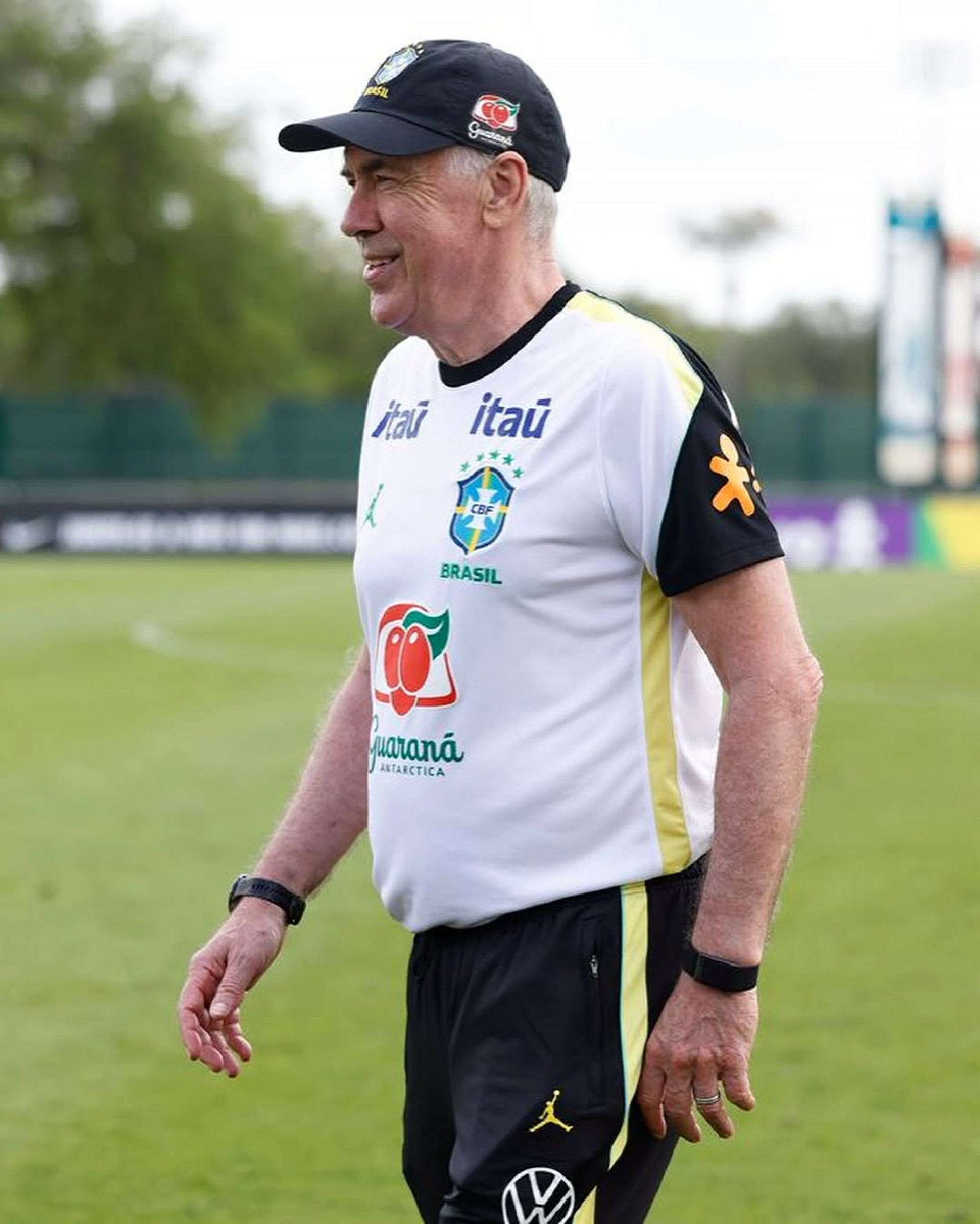 Carlo Ancelotti em treino da seleção brasileira