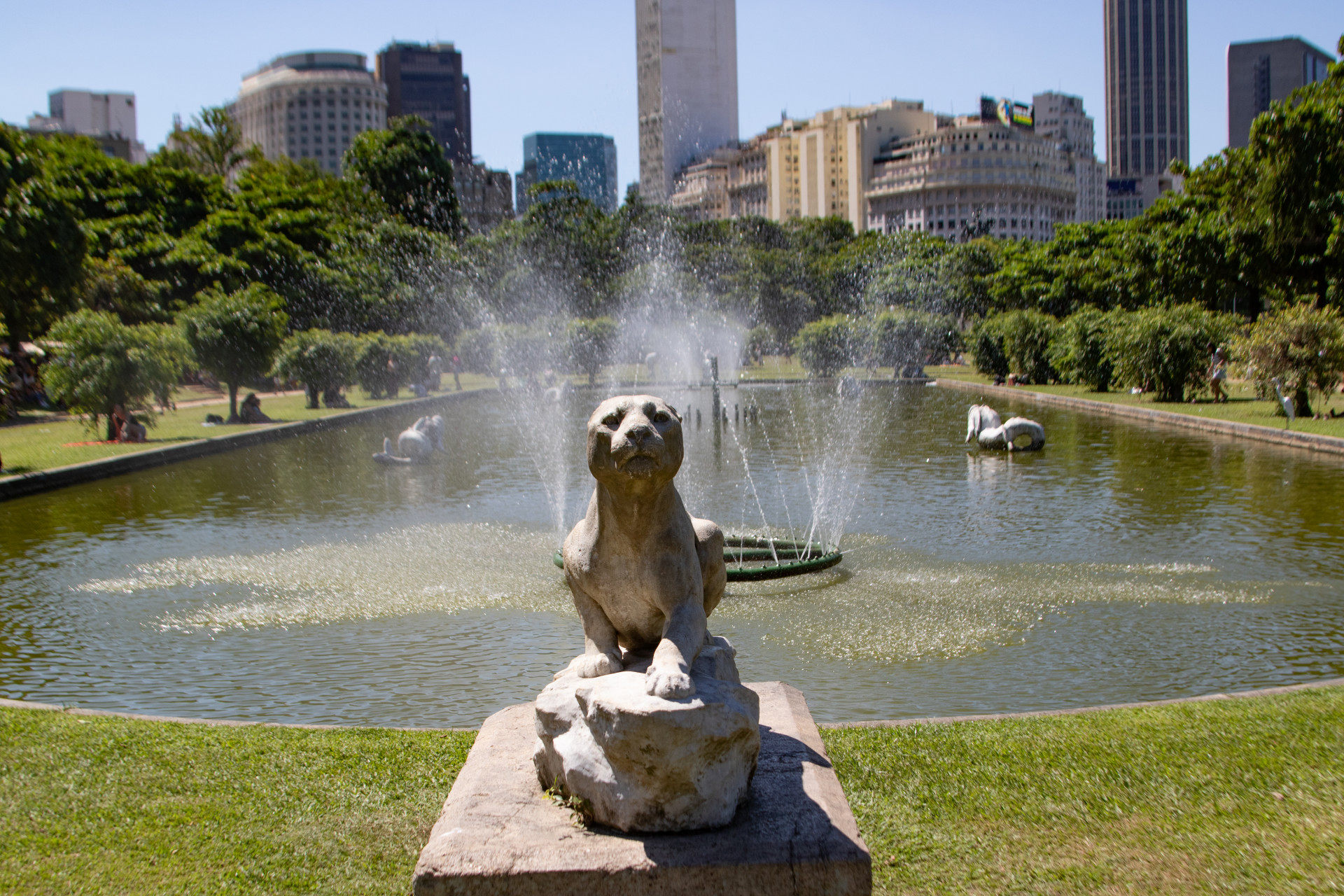 Cariocas aproveitaram o domingo ensolarado na Praça Paris, na Glória, região central do Rio - Erica Martin/Agencia O Dia