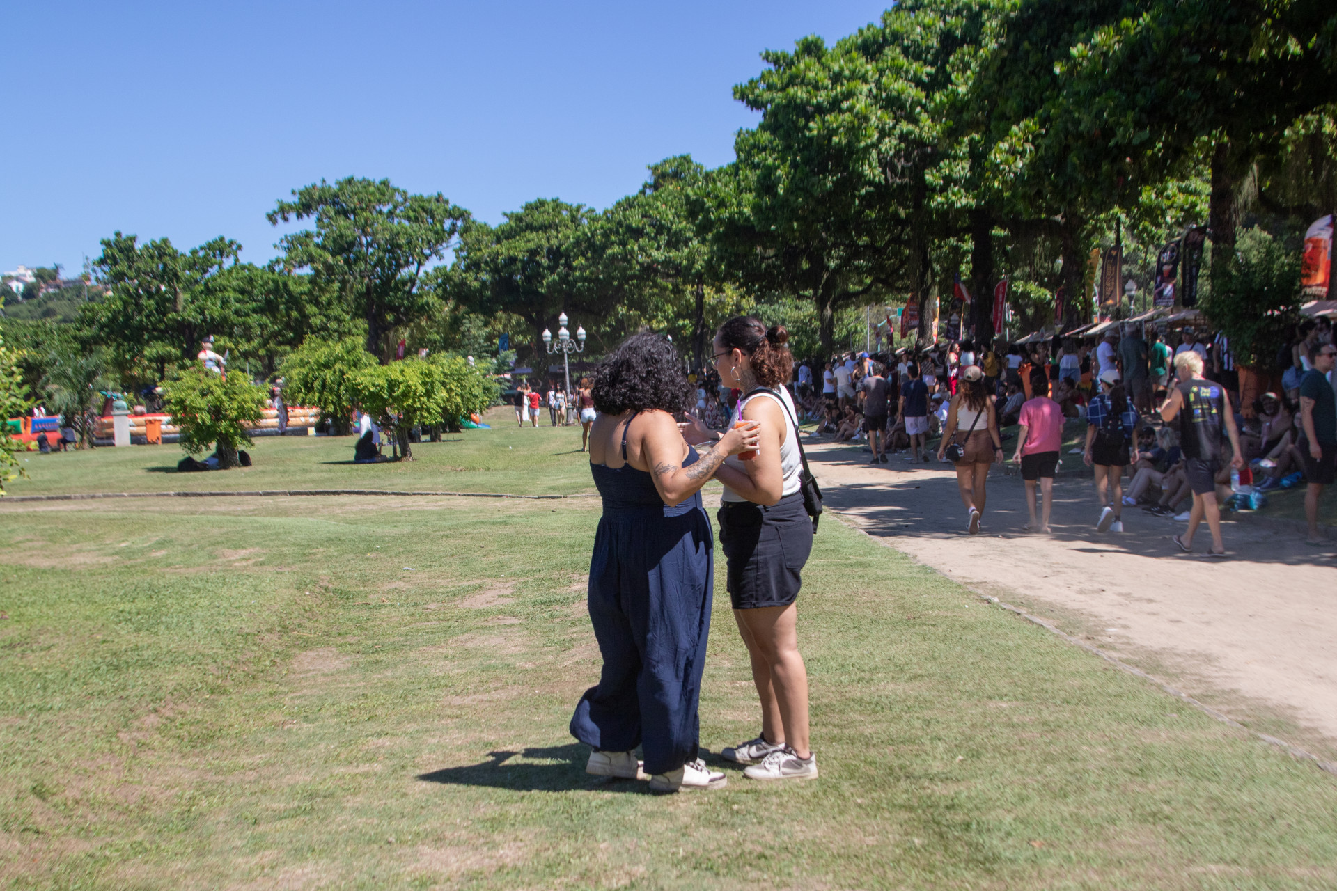 Cariocas aproveitaram o domingo ensolarado na Praça Paris, na Glória, região central do Rio - Erica Martin/Agencia O Dia