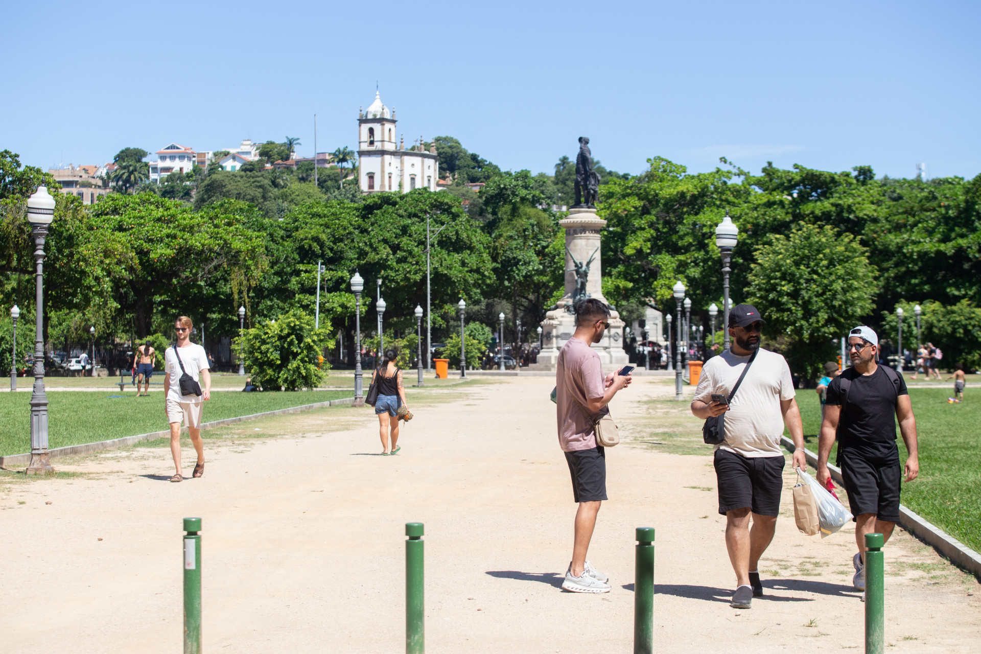 Cariocas aproveitaram o domingo ensolarado na Praça Paris, na Glória, região central do Rio - Erica Martin/Agencia O Dia