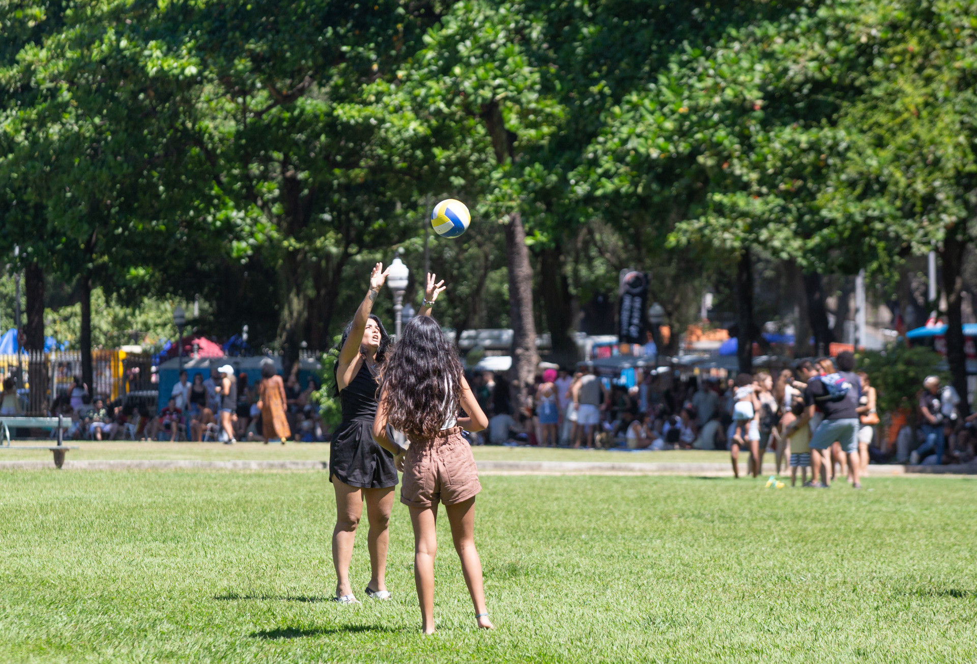 Cariocas aproveitaram o domingo ensolarado na Praça Paris, na Glória, região central do Rio - Erica Martin/Agencia O Dia