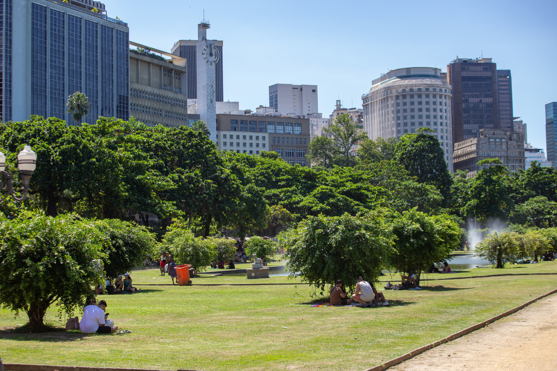 Cariocas aproveitaram o domingo ensolarado na Praça Paris, na Glória, região central do Rio - Erica Martin/Agencia O Dia