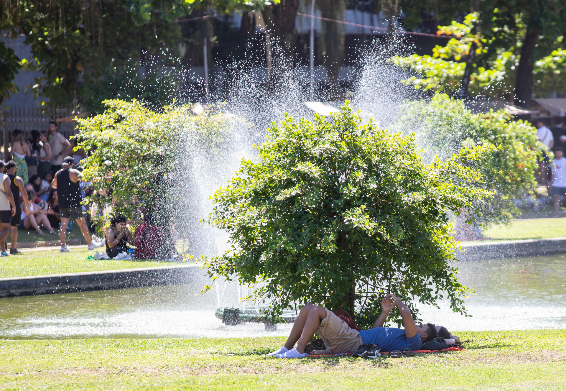 Cariocas aproveitaram o domingo ensolarado na Praça Paris, na Glória, região central do Rio - Erica Martin/Agencia O Dia