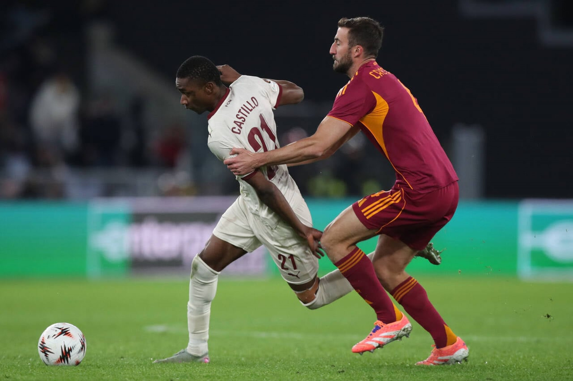 Dois jogadores s&atilde;o cortados da sele&ccedil;&atilde;o do Equador por les&atilde;o