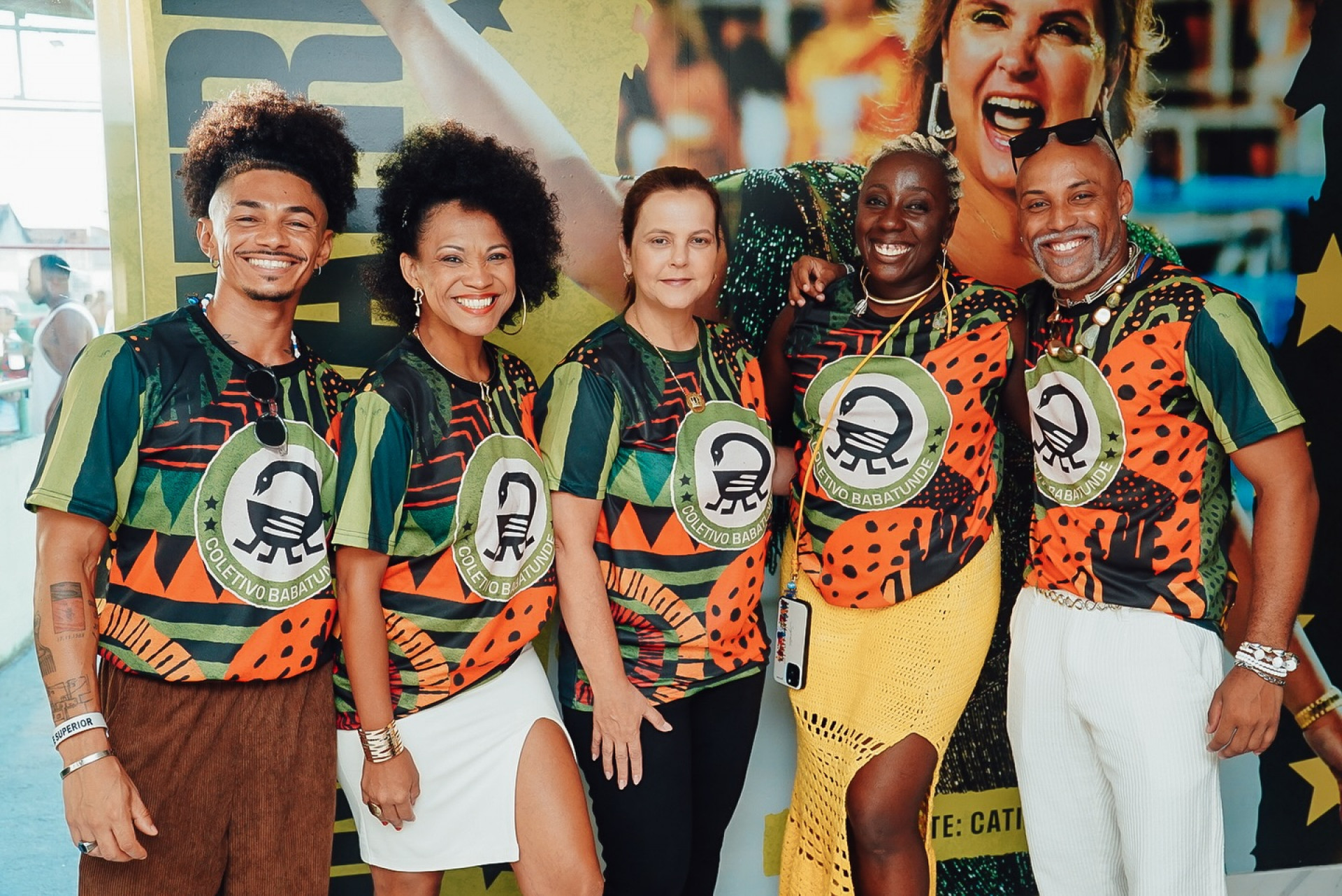 Responsável pela comissão de frente, coletivo Babatunde posou com a presidente Catia - @wagnerrodriguesrj